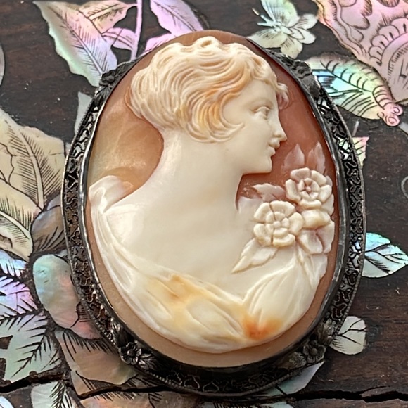 Cameo 2”/2” beautiful profile of a lady bobbed hair and flowers filigree frame